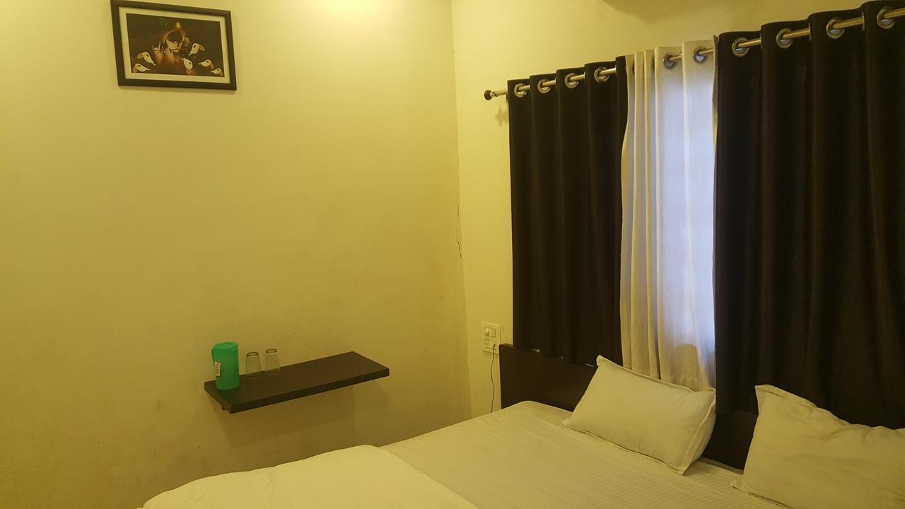 Hotel Kalajanki Udždžain Exteriér fotografie